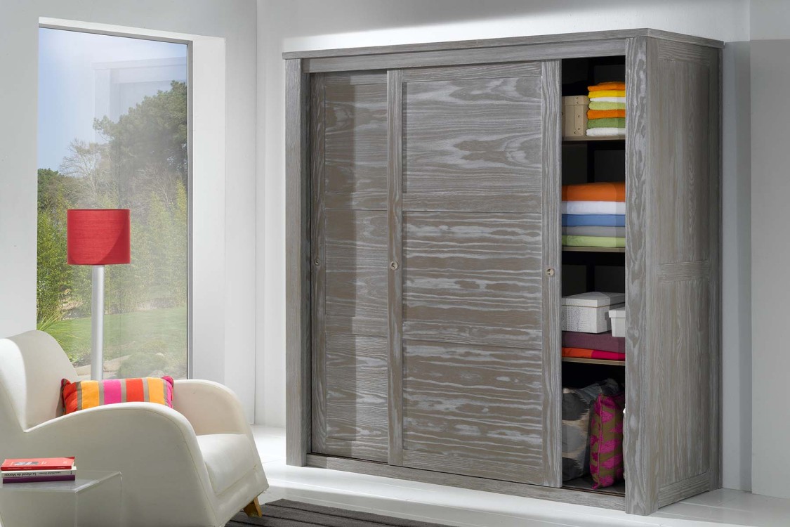 Armoire à portes coulissantes en pin massif VOLDA